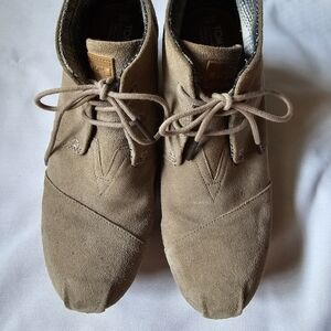 TOMS Women's Desert Wedge, gray suede, size 11